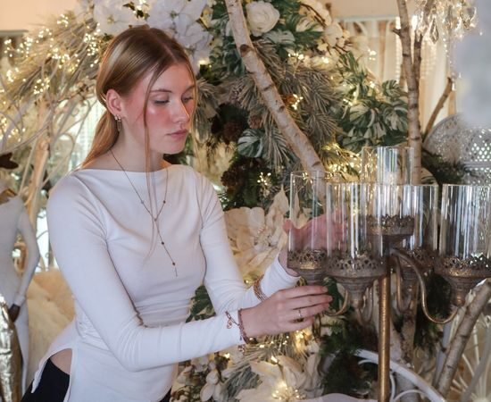 Manon Evrard installant un chandelier lors d'une mise en place hivernale