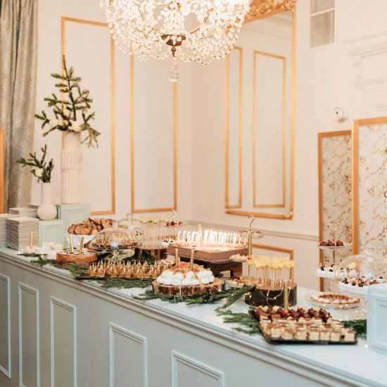 Buffet sucré dressé sous un lustre en cristal pour une réception privée