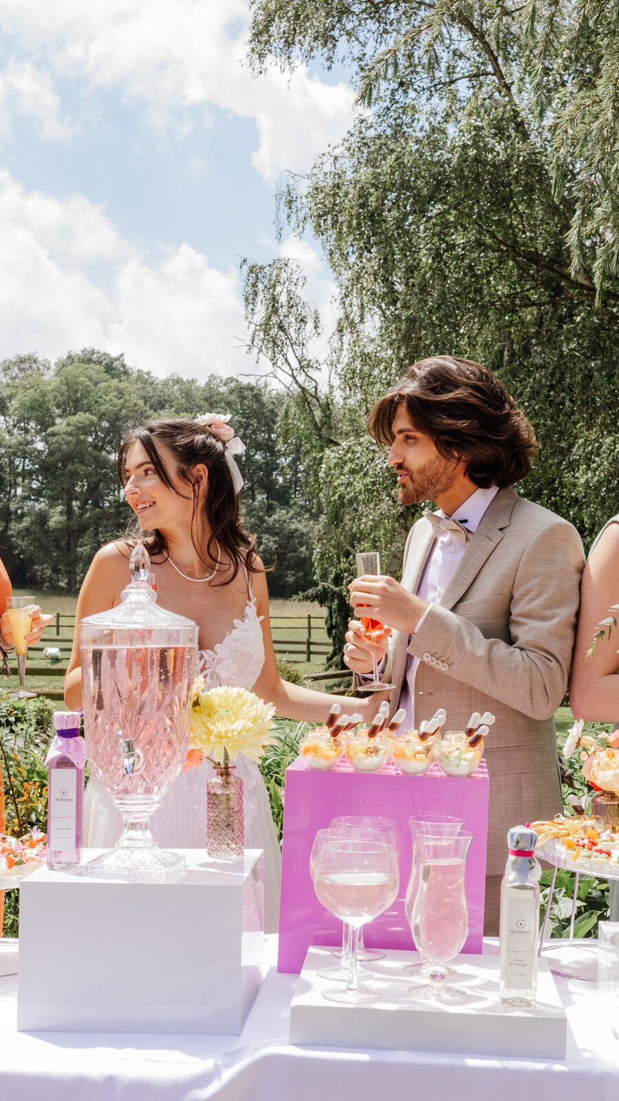 Mariés partageant un instant complice près du buffet de réception